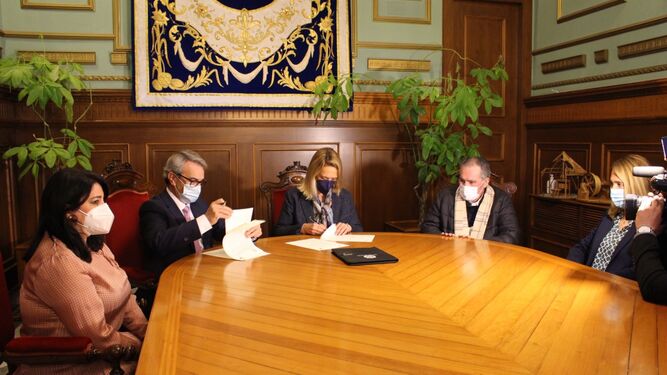 Motril y Caja Rural firman un convenio para recuperar los testimonios y tradiciones orales de la  Fábrica del Pilar