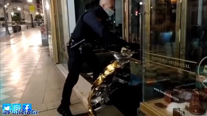 El vídeo de un Policía de Granada que arropa a un 'sintecho' para que no pase frío en la noche