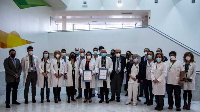 Foto de familia de las unidades de Radiodiagnóstico y Anatomía Patológica del Hospital Clínico.
