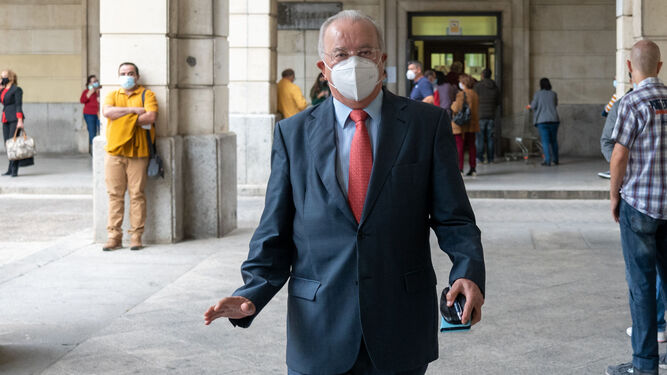 El ex consejero de Empleo, Antonio Fernández, llega a la Audiencia para el juicio de Acyco