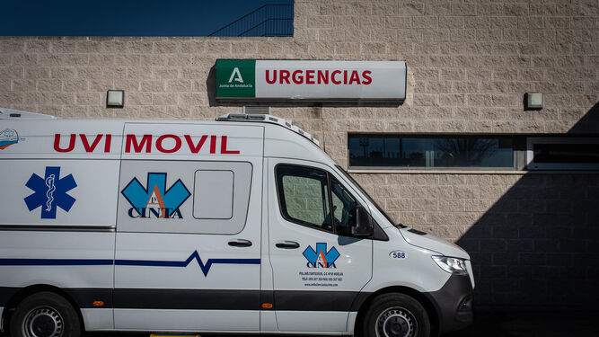 Una ambulancia aparcada frente a un centro hospitalario de Huelva