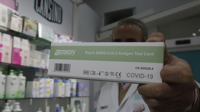 Un farmacéutico sostiene un test de antígenos
