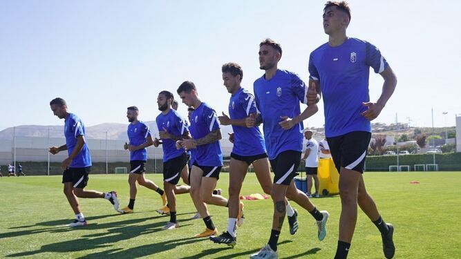 Varios jugadores del Granada CF durante un entrenamiento