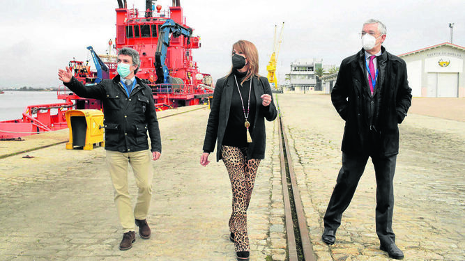 La presidenta del Puerto del Huelva, Pilar Miranda, visita el Muelle de Levante.
