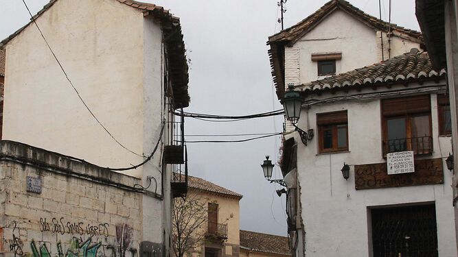 La población en los barrios históricos de Granada cae un 26% en una década