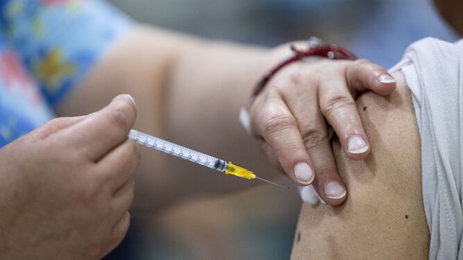 Una persona recibe la vacuna Covid.