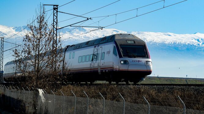 Un tren Avant de la Serie 114 sale de Granada en dirección a Sevilla este martes.