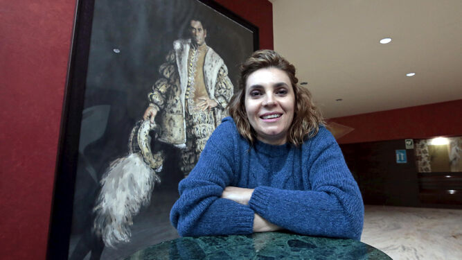 Sabina Puértolas, junto a un retrato de Ismael Jordi, en el jerezano Teatro Villamarta.