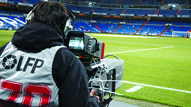 Cámara de televisión de Mediapro en un partido de fútbol