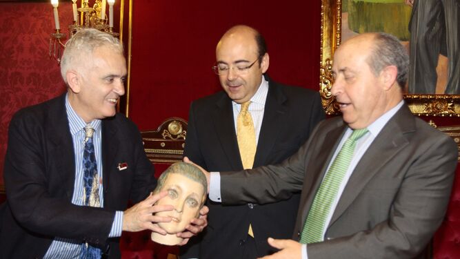 José Miguel Castillo Higueras junto a Sebastián Pérez y José Torres Hurtado, con la tarasca 'en sus manos'.