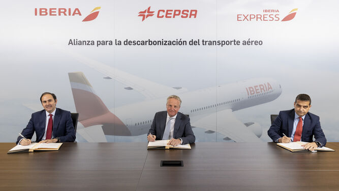 La firma de la alianza entre Cepsa e Iberia.