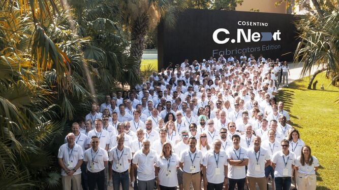 Grupo de participantes y máximos representantes de Cosentino en primera fila en CNEXT 2022