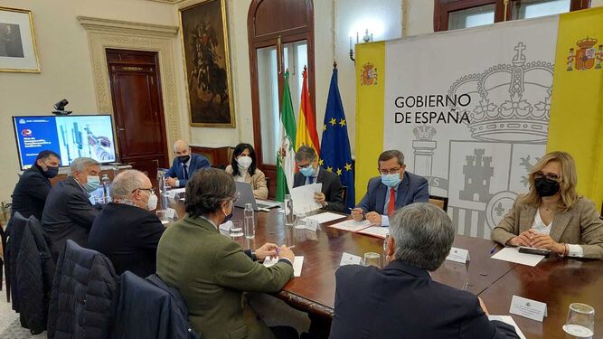 Reunión de Entrena y el secretario de Estado en la reunión con los alcaldes