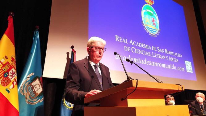 Francisco José González pronuncia su discurso de ingreso en la Academia de San Romualdo.