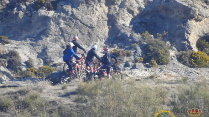 Algunas motos en el espacio natural de Sierra Nevada.