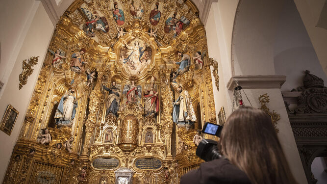 La iglesia de la Asunción en el Sacromonte muestra su restaurado retablo
