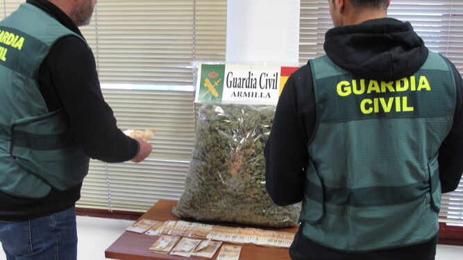 La marihuana intervenida a los dos detenidos en un control de tráfico en Granada.