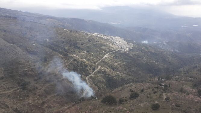 Imagen del incendio forestal declarado este domingo en Laroles