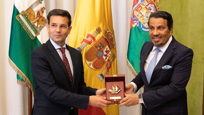 El alcalde de Granada recibe en visita institucional al embajador de Qatar