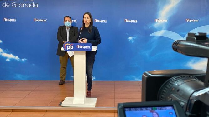 La portavoz del Partido Popular de Granada, Ana Vanesa García, y el portavoz del PP en Maracena, Julio Pérez
