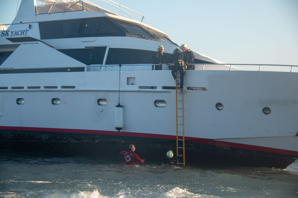 As&iacute; ha sido el rescate de los tripulantes de un yate encallado en una playa de la Costa de Granada