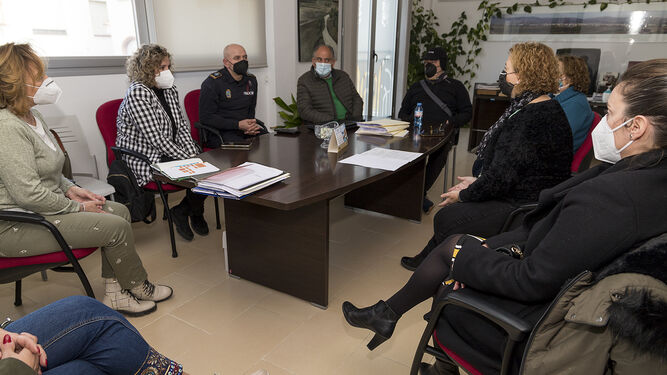 Imagen de una reunión del servicio de mediación de Huétor Tájar