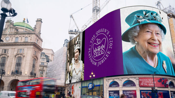 El luminoso de Piccadilly Circus con la efigie de la soberana en un vídeo