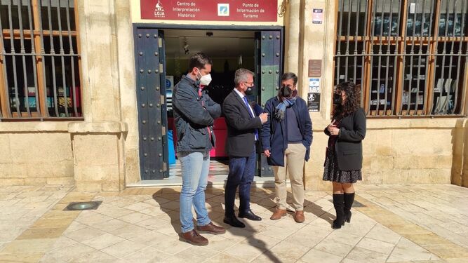 El delegado territorial de Turismo de la Junta en Granada, Gustavo Rodríguez, ha visitado Loja (Granada) junto a su alcalde, Joaquín Camacho