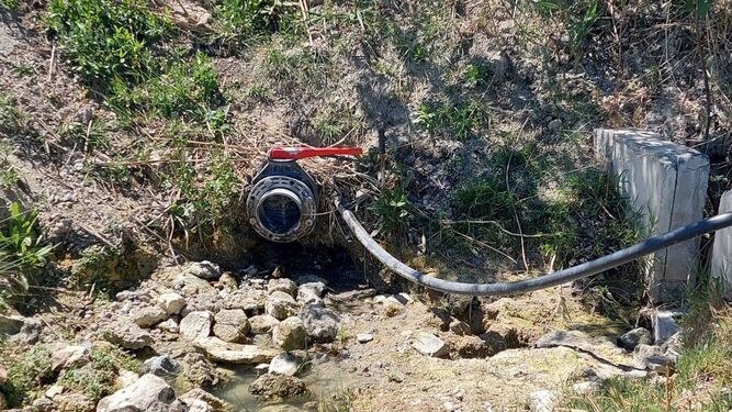 Imagen de la extracción ilegal de agua de un pozo en la Sierra de Baza
