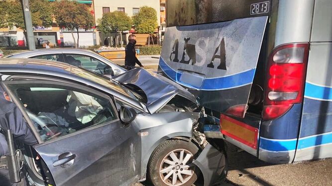 Un turismo choca contra un autobús en la avenida Juan Pablo II de Granada