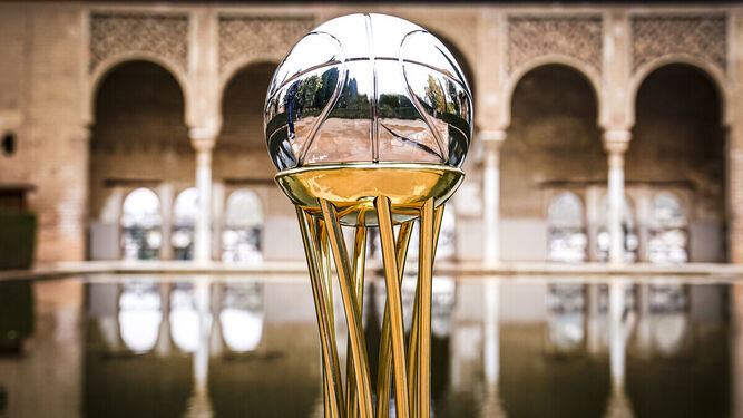 El trofeo de la Copa en la Alhambra.