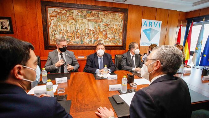 El ministro de Agricultura, Pesca y Alimentación, Luis Planas (c), durante la reunión reciente en Vigo.