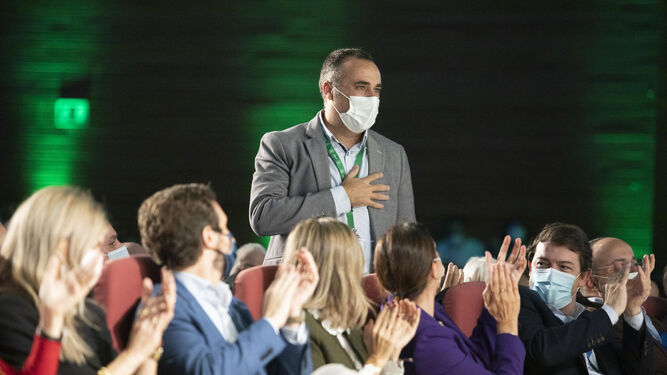 Pablo Casado, en primera fila, aplaude a Francisco Rodríguez durante el Congreso del PP-A en Granada.
