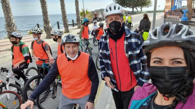 El IES Al Andalus de Almuñécar celebra una jornada por la movilidad sostenible con un recorrido en bici por el centro y paseos marítimos