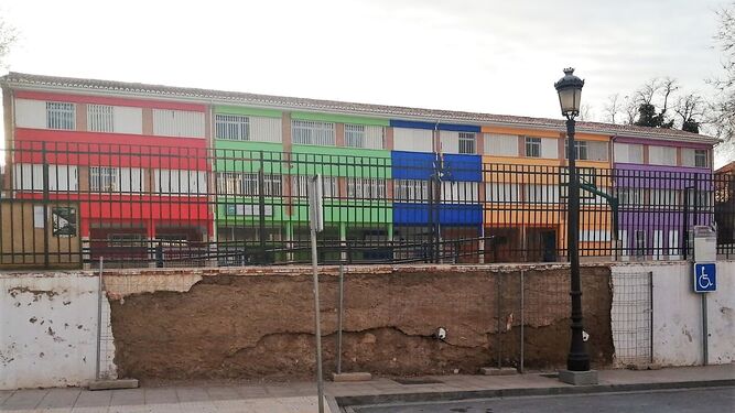 El PSOE reclamó una solución para el muro del colegio.