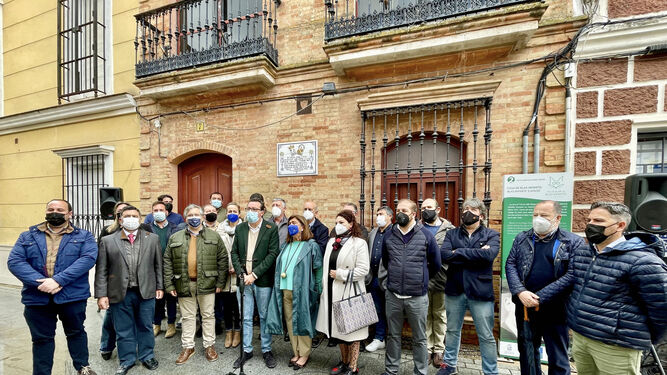 Los populares de Huelva ante la Casa Museo de Blas Infante en Isla Cristina.