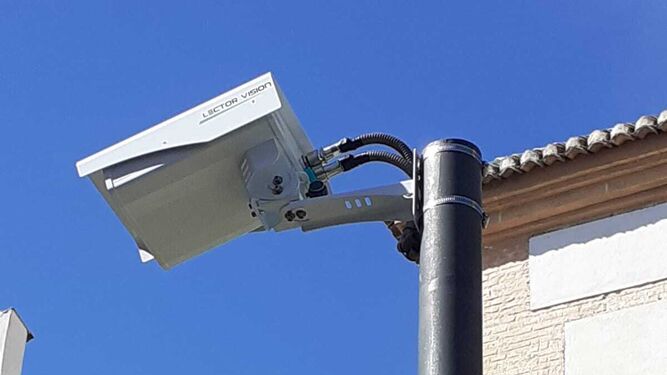Una de las cámaras instaladas en la calle Real para controlar el tráfico en Armilla.