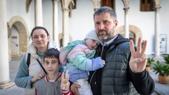 Andrii Kravchenko con su hija Varvara en brazos, su hijo, David, y su esposa, Olha, en Granada.