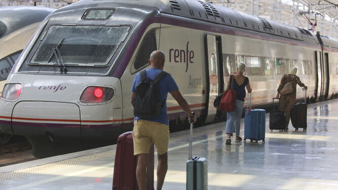 Viajeros de un tren Avant en la estación de Málaga-María Zambrano