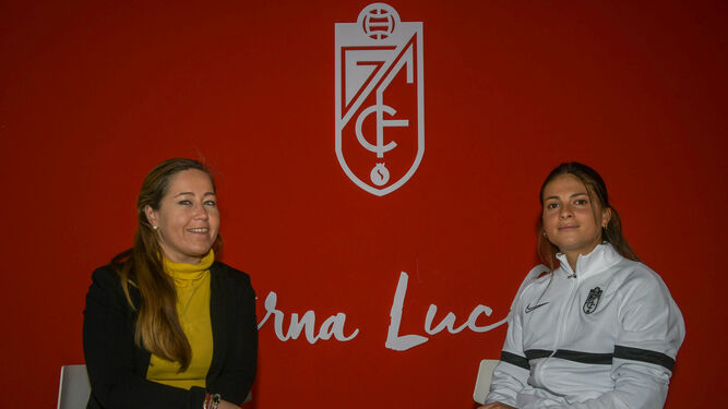La directora general del Granada CF, Patricia Rodríguez, y la jugadora del primer equipo Laura Pérez, posan para Granada Hoy.