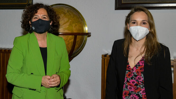 La rectora de la UGR, Pilar Aranda, y la doctoranda Verónica Recchioni posan para el reportaje con Granada Hoy en el Hospital Real.