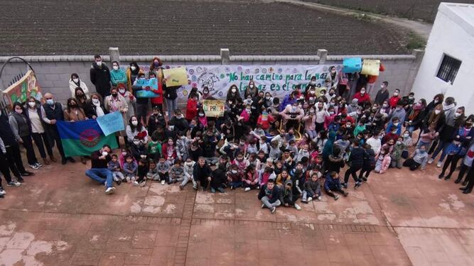 Imagen de la manifestación por la paz celebrada por escolares en Fuente Vaqueros