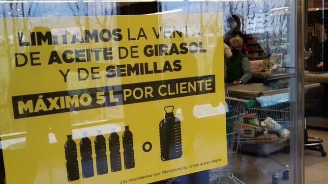 Imagen de un cartel informando de la limitación de venta de aceite de girasol en supermercados de Granada