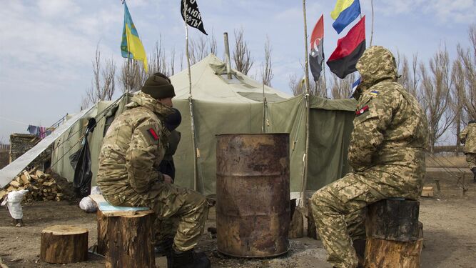 Imagen de archivo de militares ucranianos en un puesto de control de una carretera que une Mariupol y Donetsk
