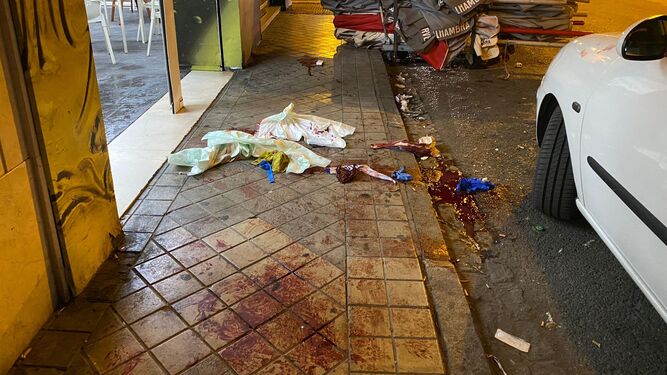 Restos de sangre en el lugar del suceso, que fue delante de un conocido bar del Zaidín