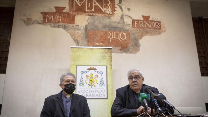 El arzobispo de Granada, Javier Martínez, y el sacerdote ucraniano Svyatoslav Myronyuk, hoy en rueda de prensa.