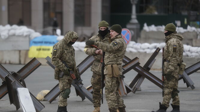 Militares ucranianos instalan barricadas en Kiev.