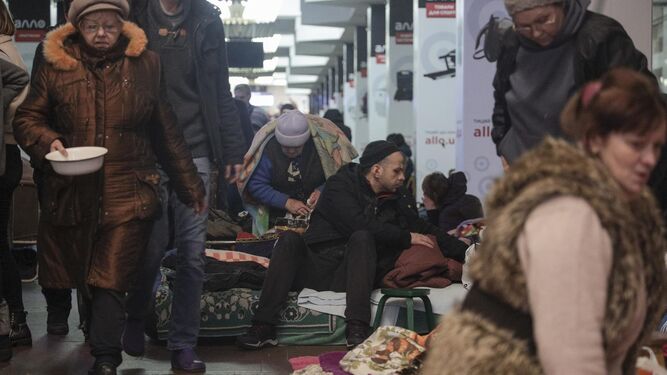 Ciudadanos de Járkov, en el este de Ucrania, permanecen refugiados del asedio ruso en el metro de la ciudad.