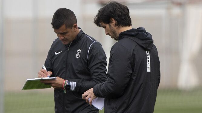 El técnico extremeño charla con Diego Mainz en un entrenamiento de esta semana.