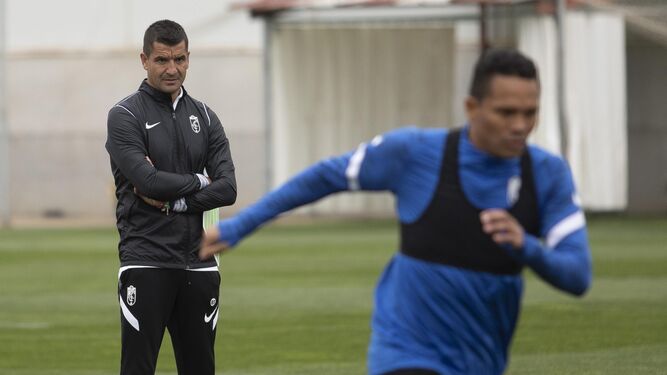 Torrecilla observa a Carlos Bacca durante un entrenamiento.